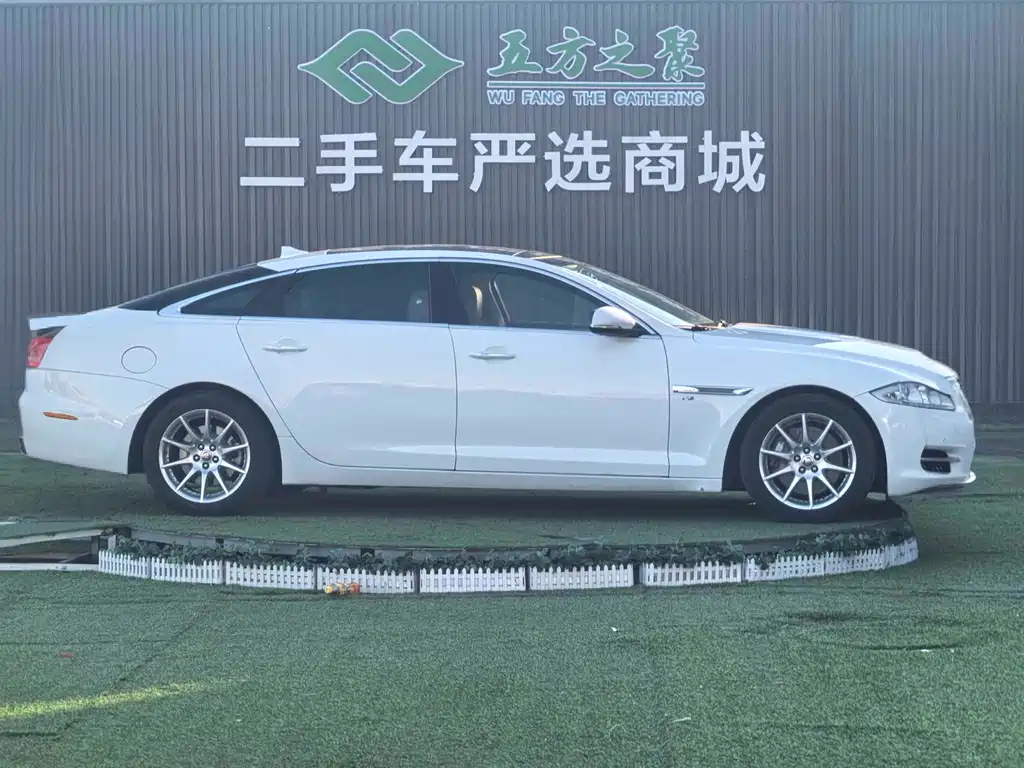 Jaguar XJ XJL 2.0 T 2 WD Graceful Business