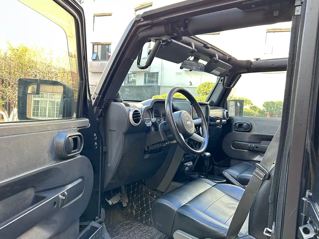 Wrangler 3.8 L Sahara 4-door