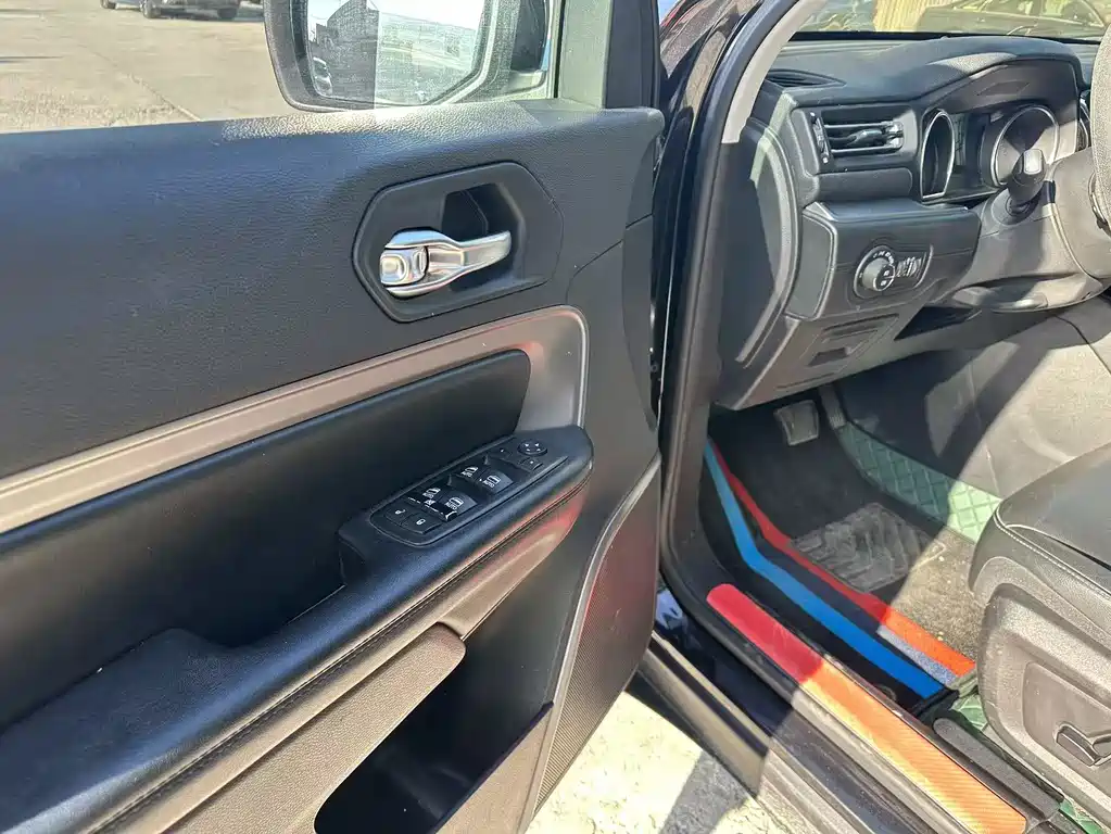 Commander 2.0 T 2 WD Pleasure CN-V