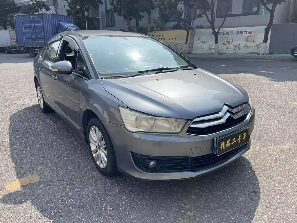 C-Quatre Sedan 1.6 L Manual Fashionable