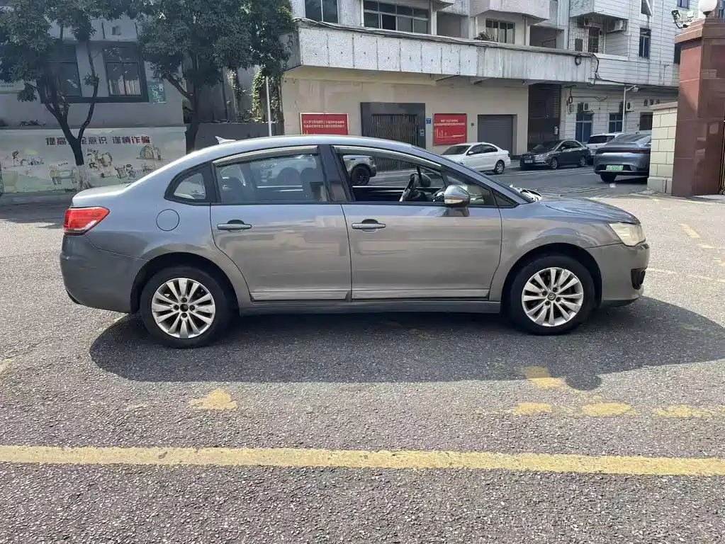 C-Quatre Sedan 1.6 L Manual Fashionable