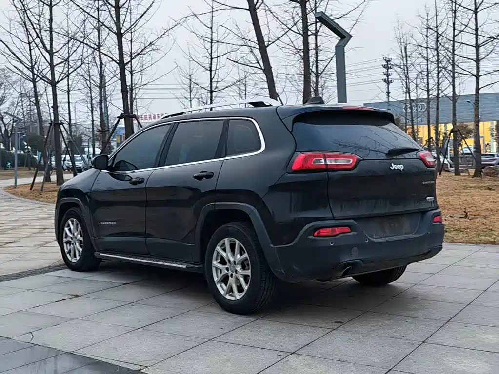 Cherokee 2.0 L Superior