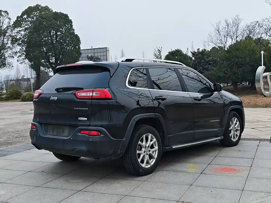 Cherokee 2.0 L Superior