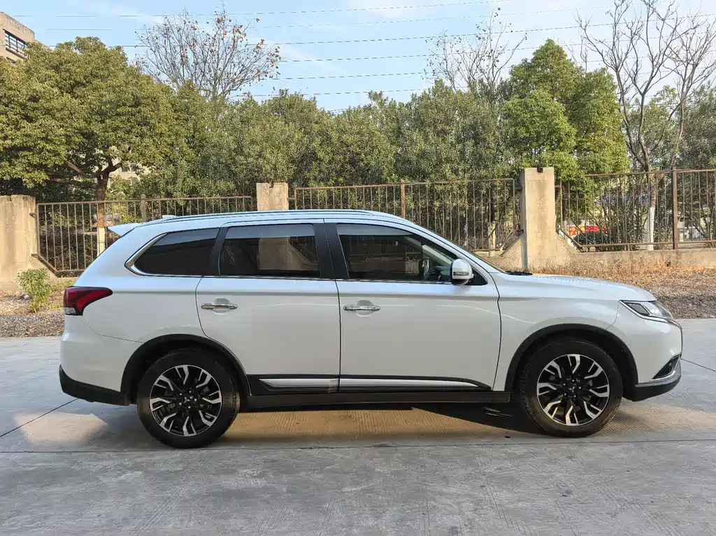 Outlander 2.4 L 4 WD Enjoyment 5-seat