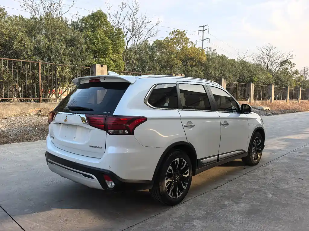 Outlander 2.4 L 4 WD Enjoyment 5-seat