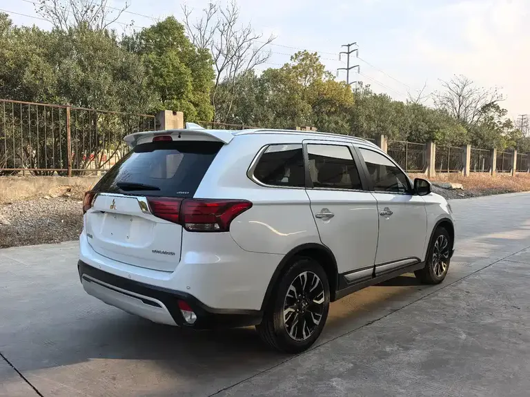 Mitsubishi Outlander 2.4 L 4 WD Enjoyment 5-seat