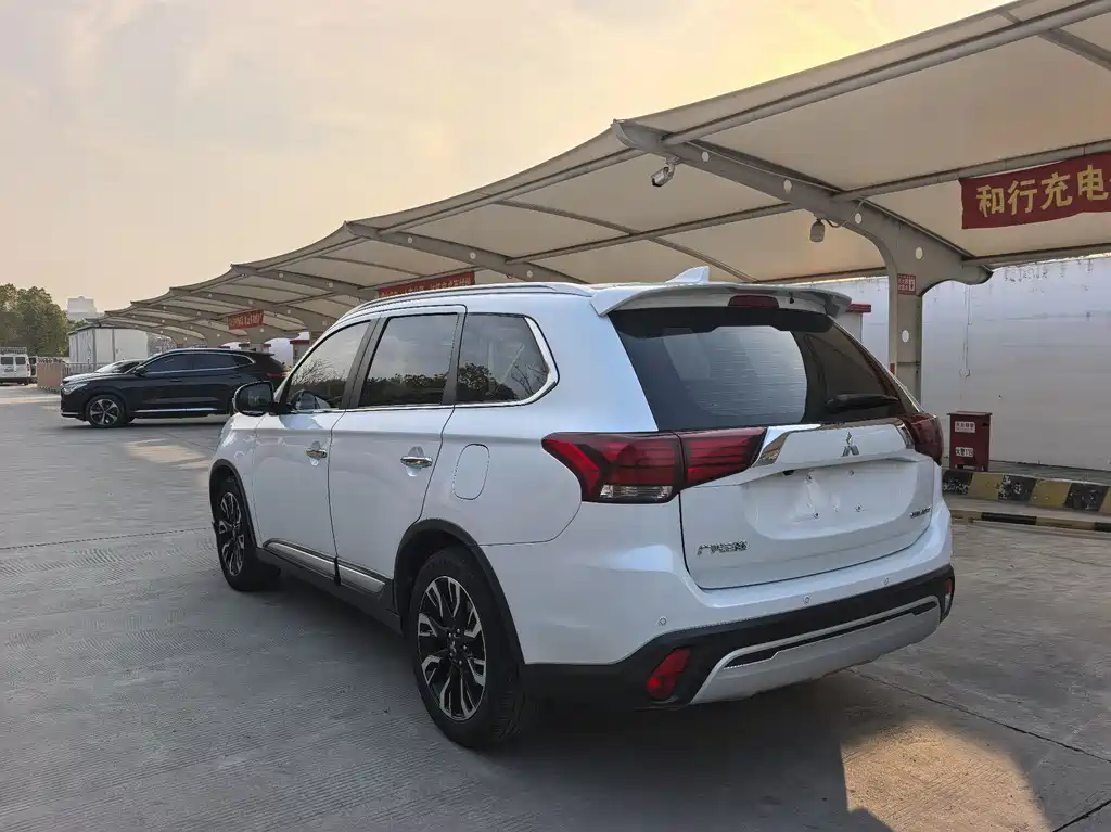 Outlander 2.4 L 4 WD Enjoyment 5-seat