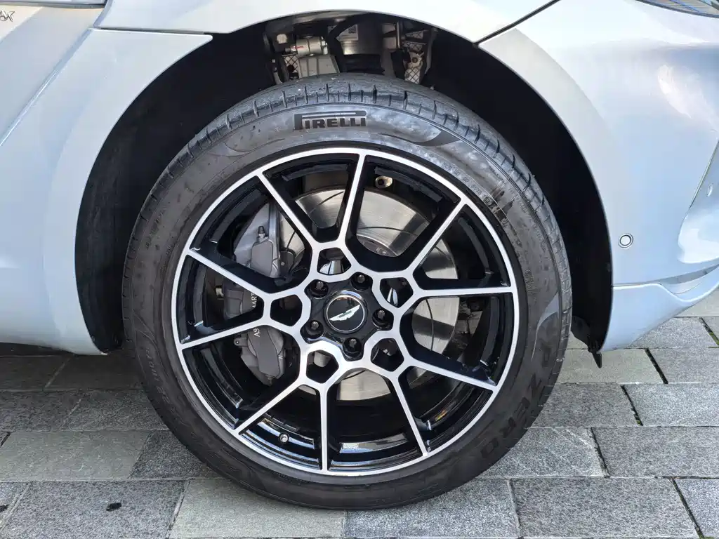 Aston Martin DBX 3.0 T STRAIGHT-SIX