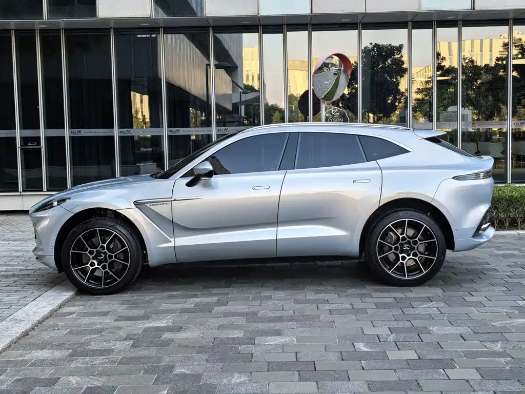Aston Martin DBX 3.0 T STRAIGHT-SIX