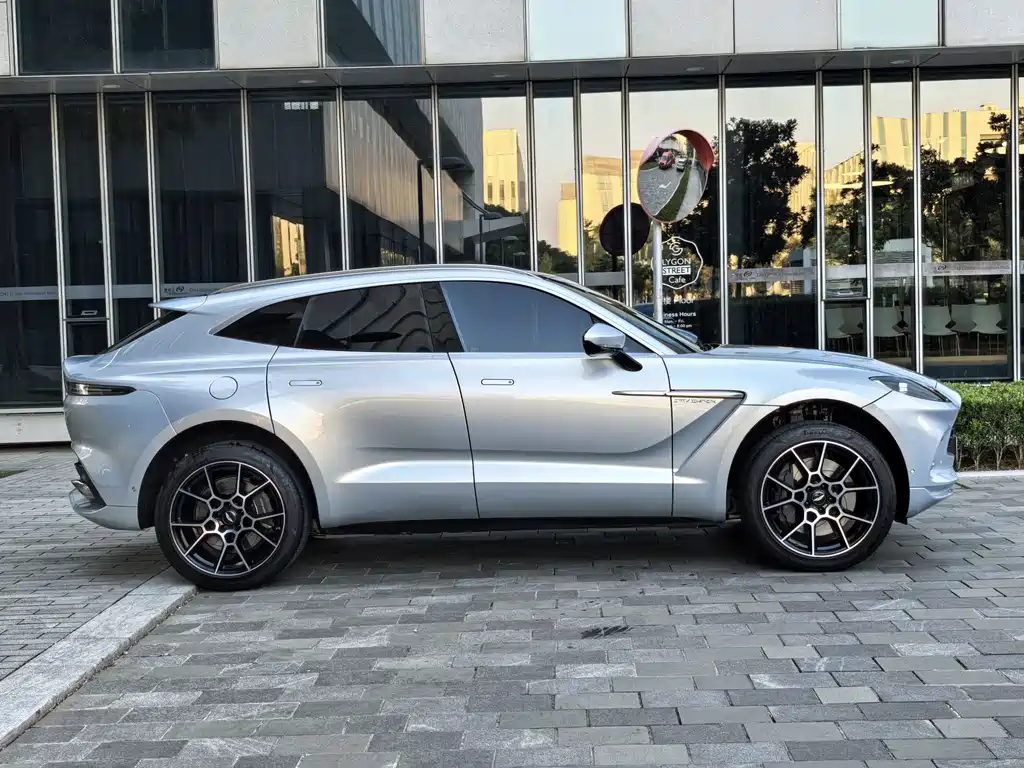 Aston Martin DBX 3.0 T STRAIGHT-SIX