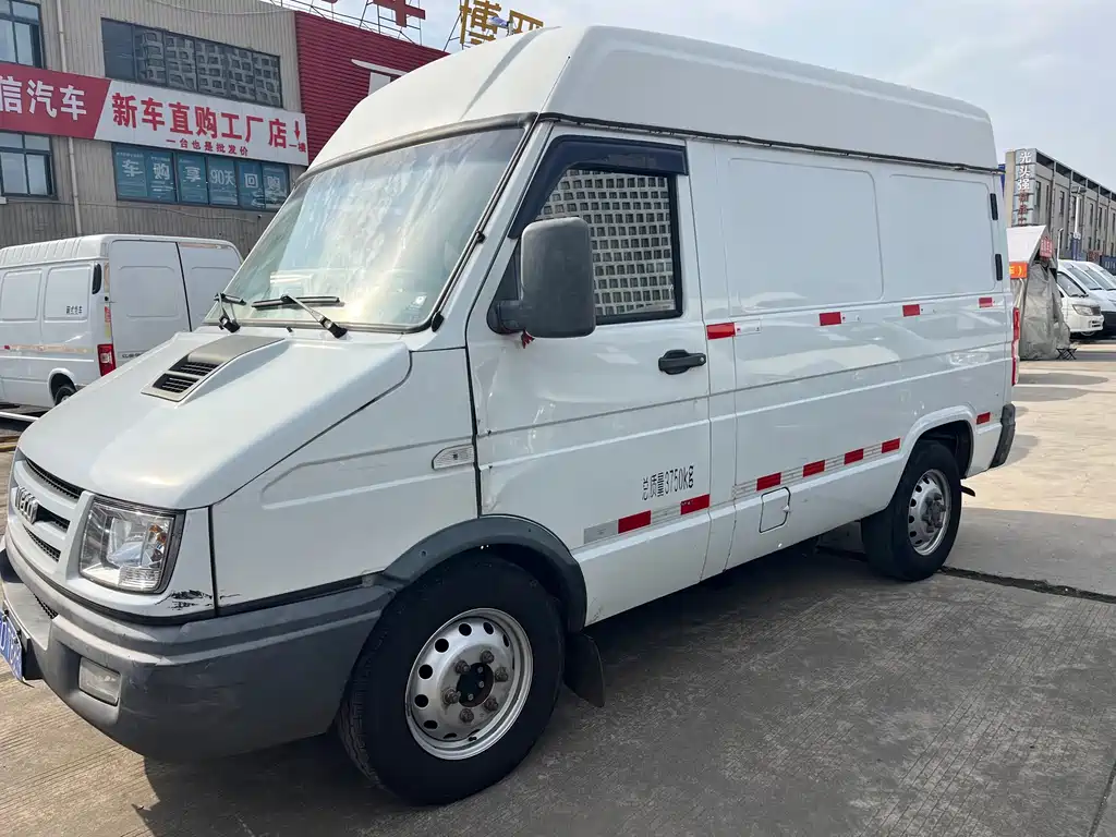 Iveco Deyi 2.8 T V35 Cargo 3-seat43 S5