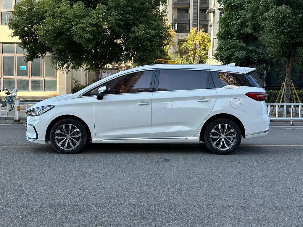 Song MAX Upgraded 1.5 T Auto Luxury 7-seat