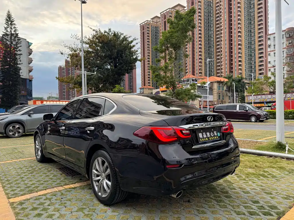 Infiniti Q70 Q70 L 2.5 L Elite