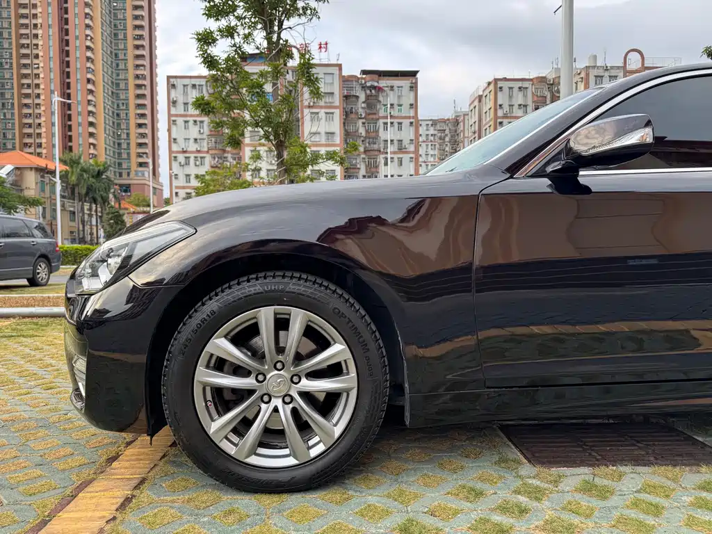 Infiniti Q70 Q70 L 2.5 L Elite