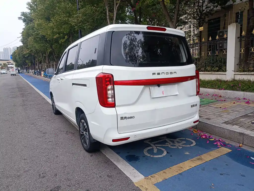 Fengguang 380 1.5 L Comfort Bus Leaf Spring 7-seat