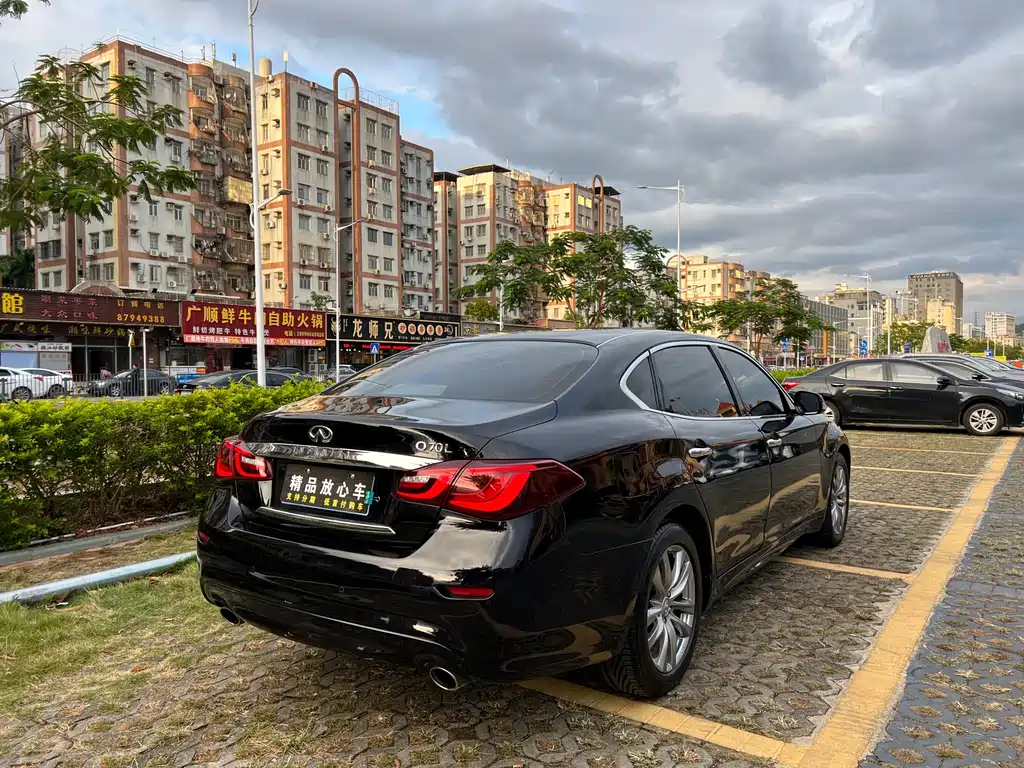 Infiniti Q70 Q70 L 2.5 L Elite