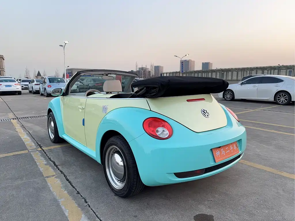 Beetle 2.0 BlackOrange Convertible Luxury