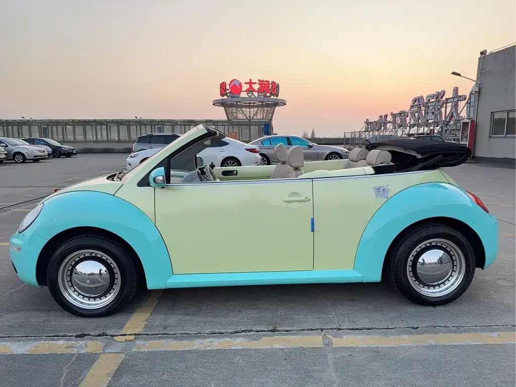 Beetle 2.0 BlackOrange Convertible Luxury