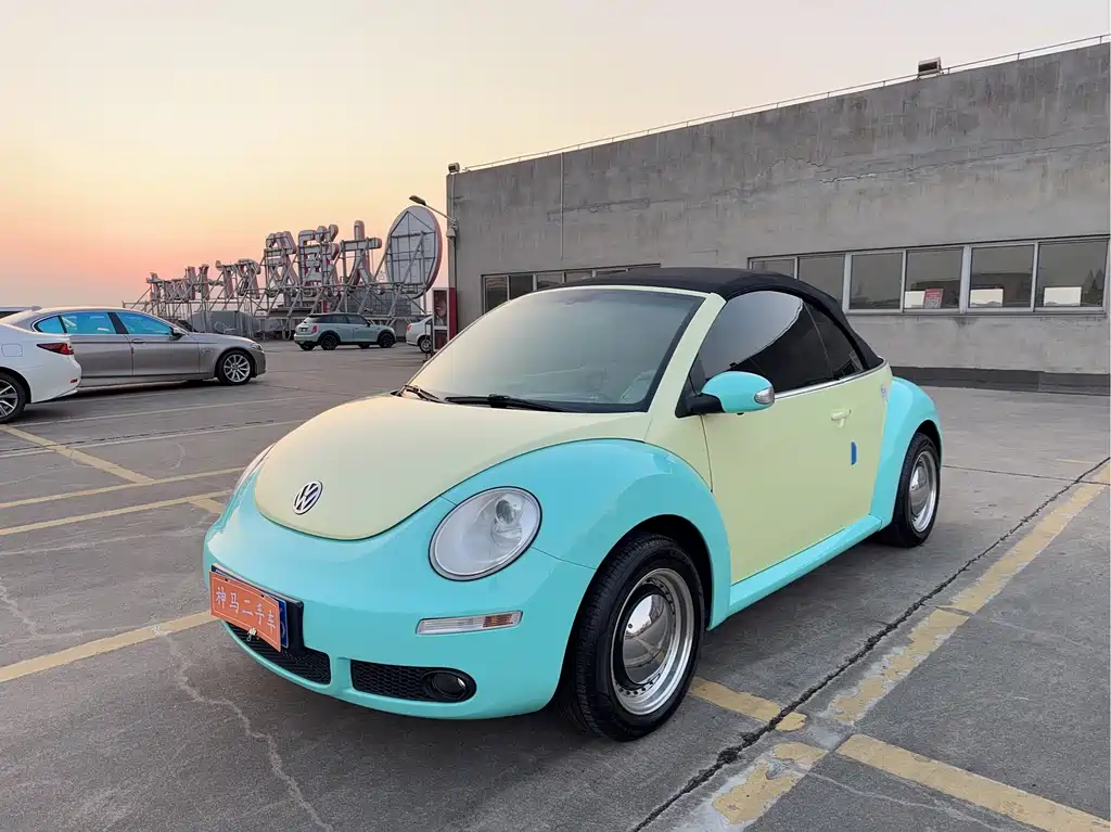 Beetle 2.0 BlackOrange Convertible Luxury