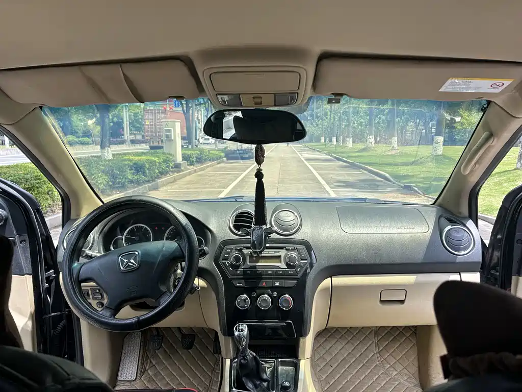 Yusheng S350 2.4 T Manual 2 WD Diesel Luxury 5-seat