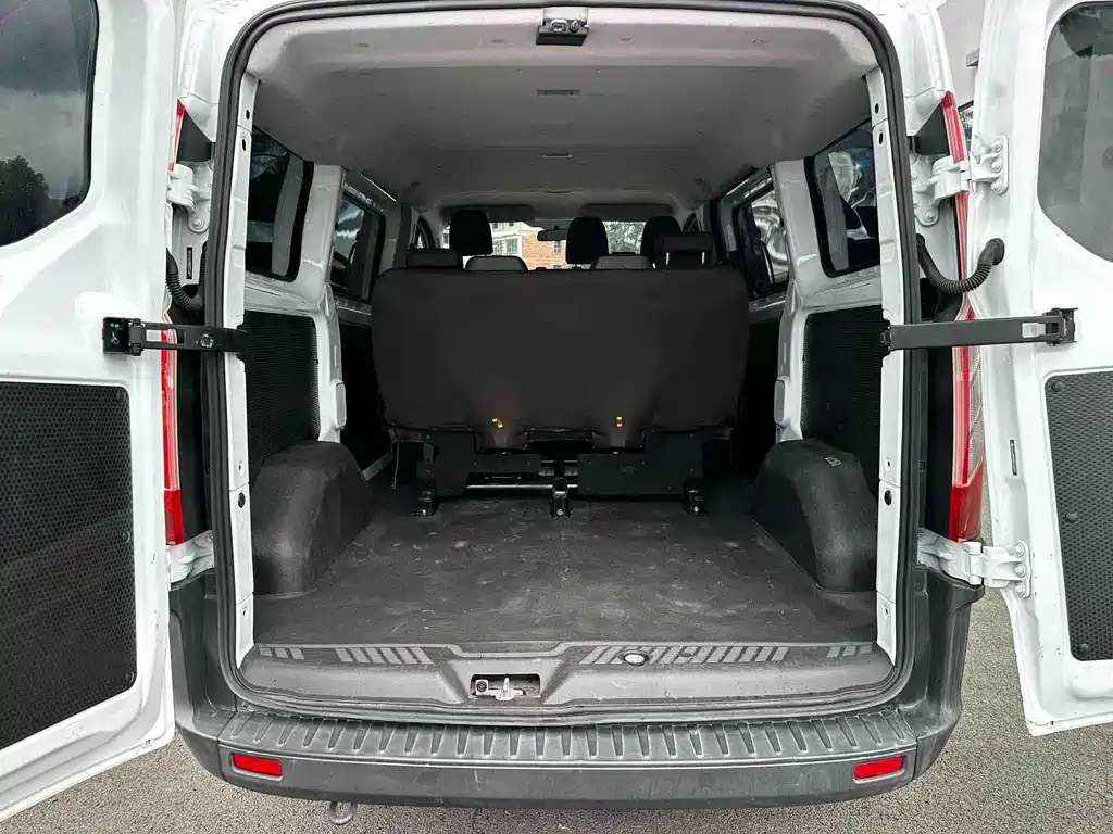 Transit 2.0 T Diesel Multi-purpose Commercial SWB Low Roof 6-seat CN-VI
