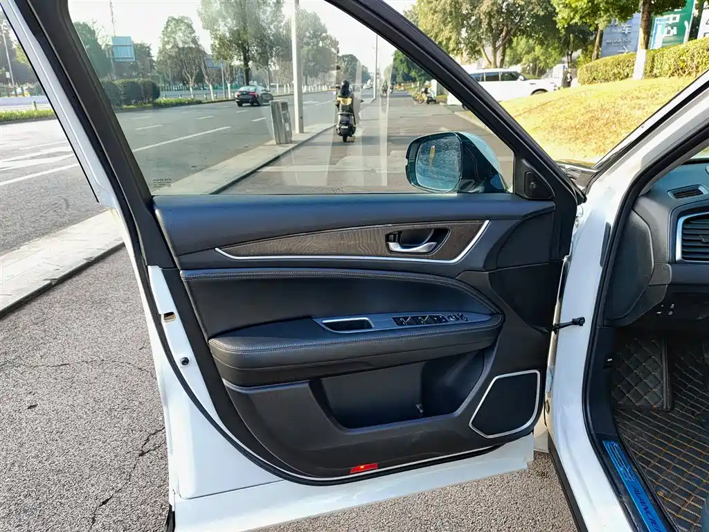 Avancier 370 TURBO 4 WD Premium