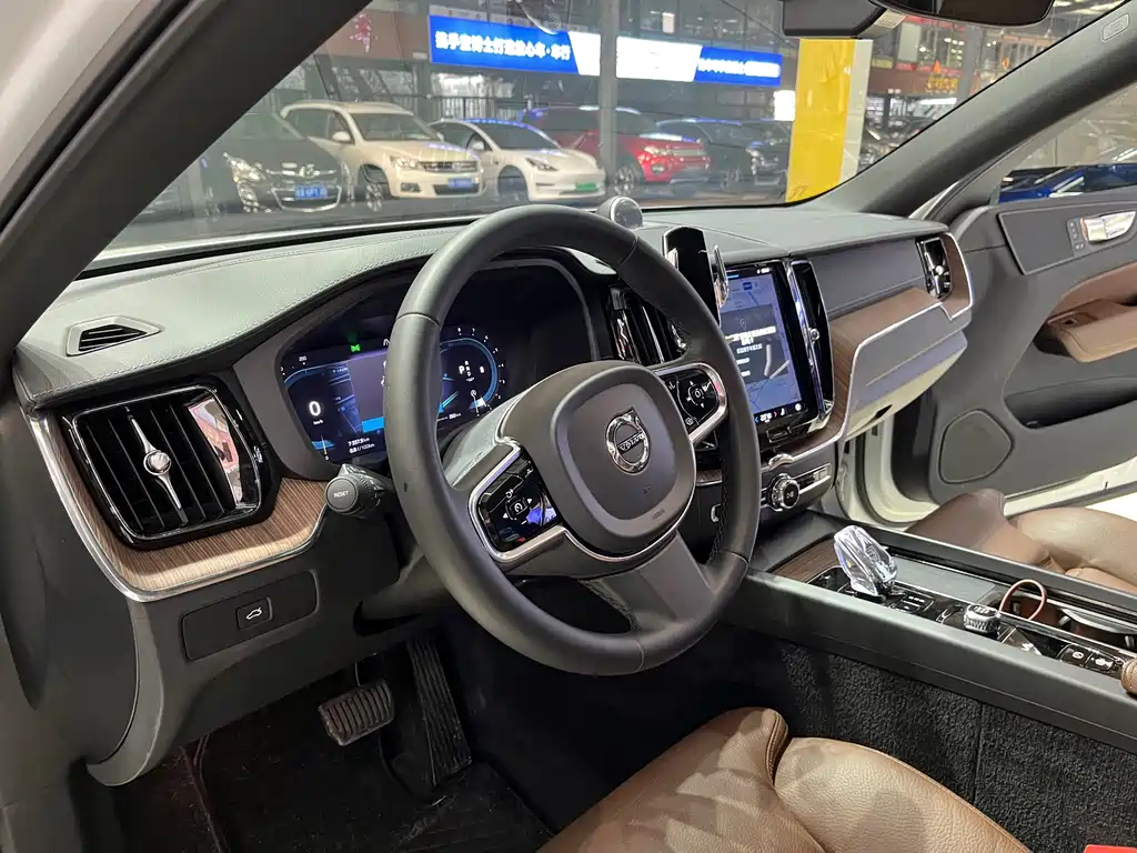 Volvo XC60 B5 4 WD Smart Ease Luxury