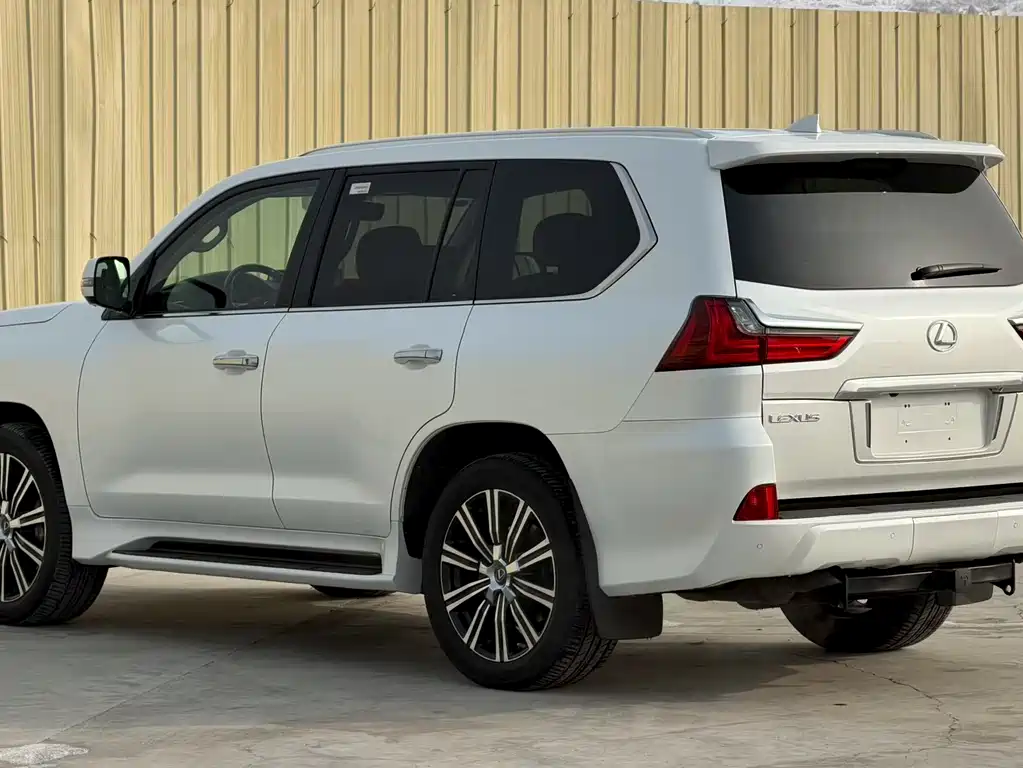 Lexus LX 570 Distinguished Luxury