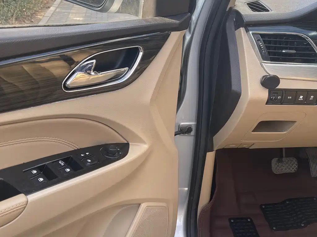 Baojun 730 1.8 L iAMT Luxury 7-seat