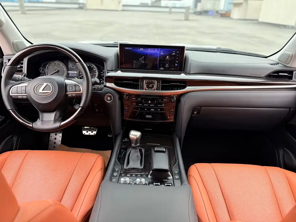 Lexus LX 570 Distinguished Luxury