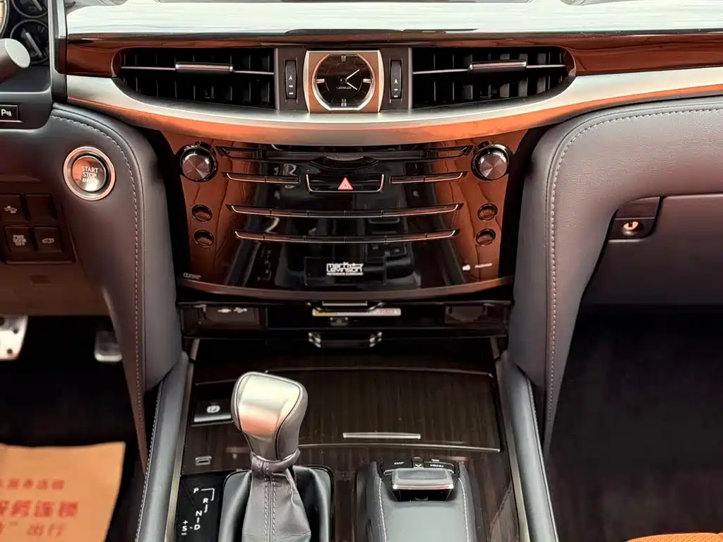 Lexus LX 570 Distinguished Luxury