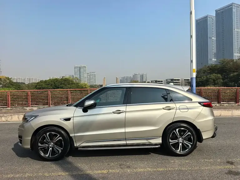 Honda UR-V 370 TURBO 2 WD Distinguished CN-V