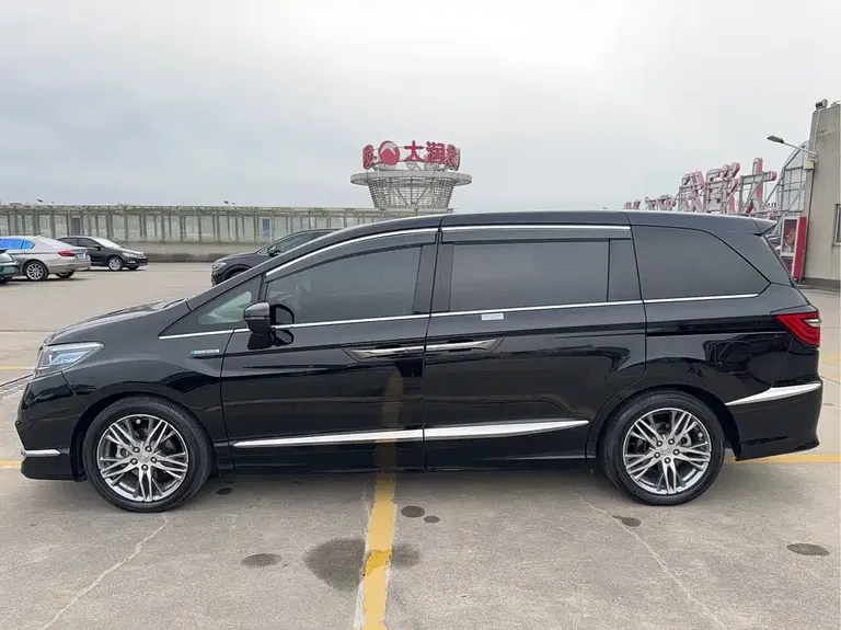 Honda Elysion 2.0 L Hybrid Luxury