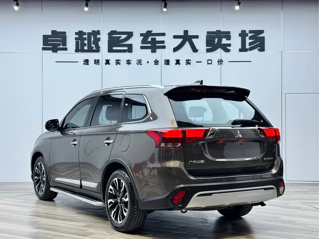 Outlander 2.4 L 4 WD Enjoyment 7-seat CN-V