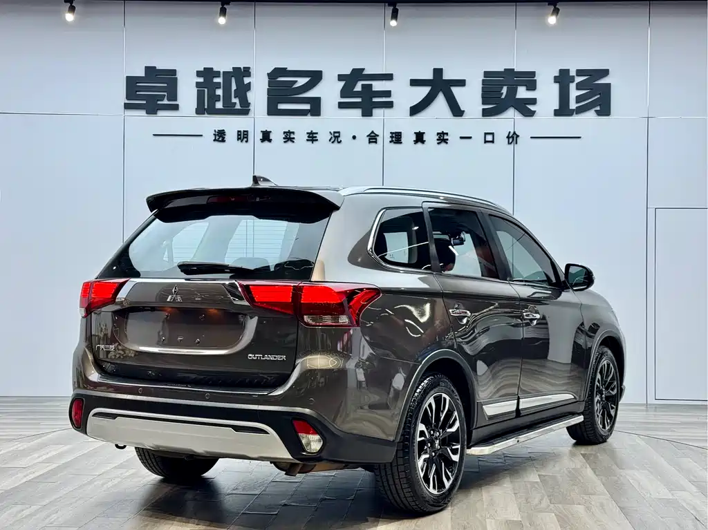 Outlander 2.4 L 4 WD Enjoyment 7-seat CN-V