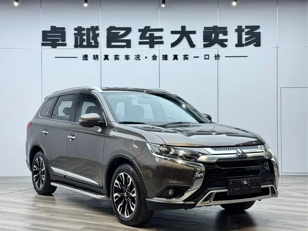 Outlander 2.4 L 4 WD Enjoyment 7-seat CN-V