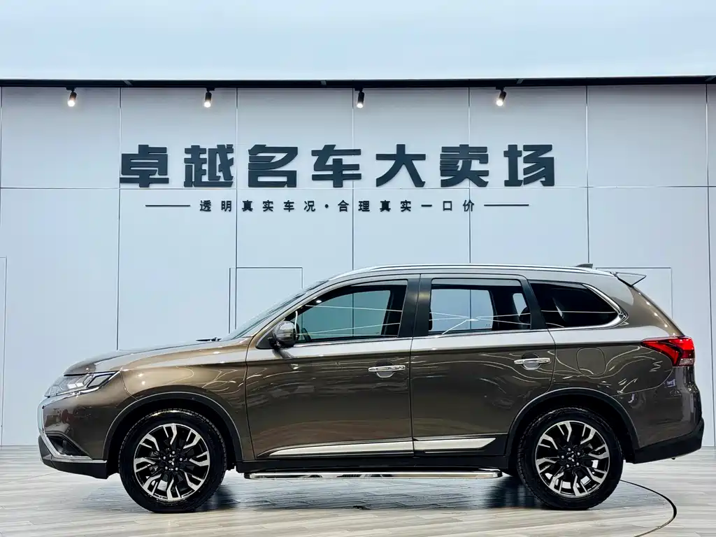 Outlander 2.4 L 4 WD Enjoyment 7-seat CN-V