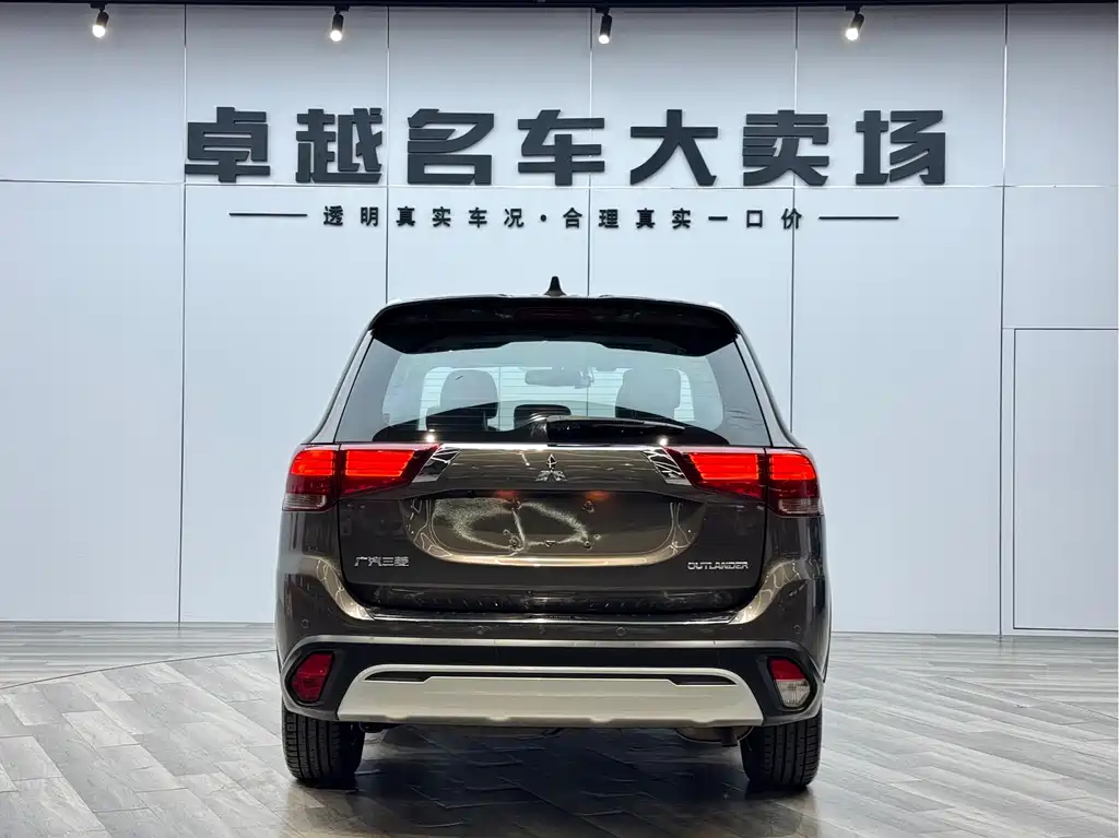 Outlander 2.4 L 4 WD Enjoyment 7-seat CN-V