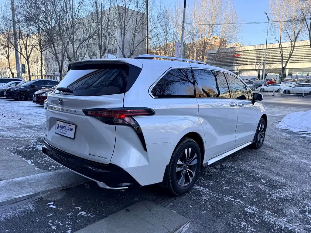 Granvia 2.5 L Hybrid Distinguished PLUS 4 WD