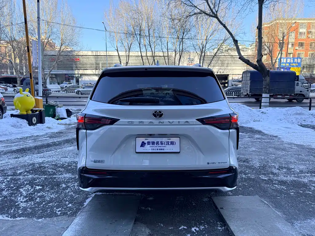 Granvia 2.5 L Hybrid Distinguished PLUS 4 WD