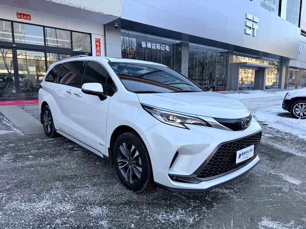 Granvia 2.5 L Hybrid Distinguished PLUS 4 WD