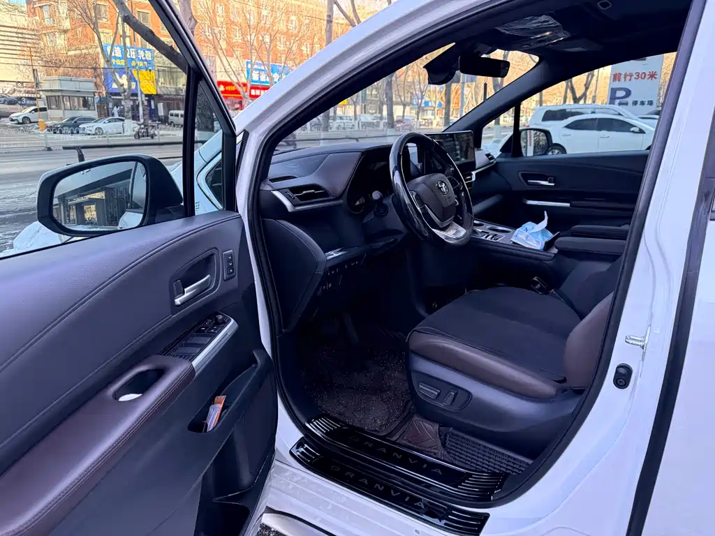 Granvia 2.5 L Hybrid Distinguished PLUS 4 WD
