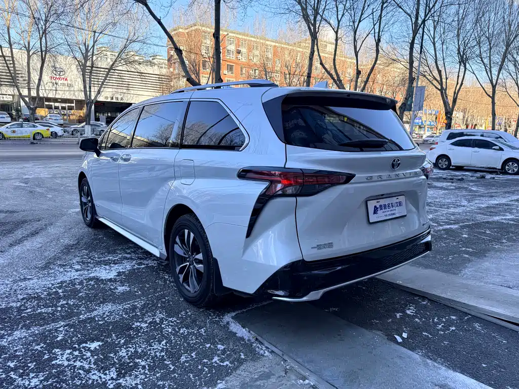 Granvia 2.5 L Hybrid Distinguished PLUS 4 WD