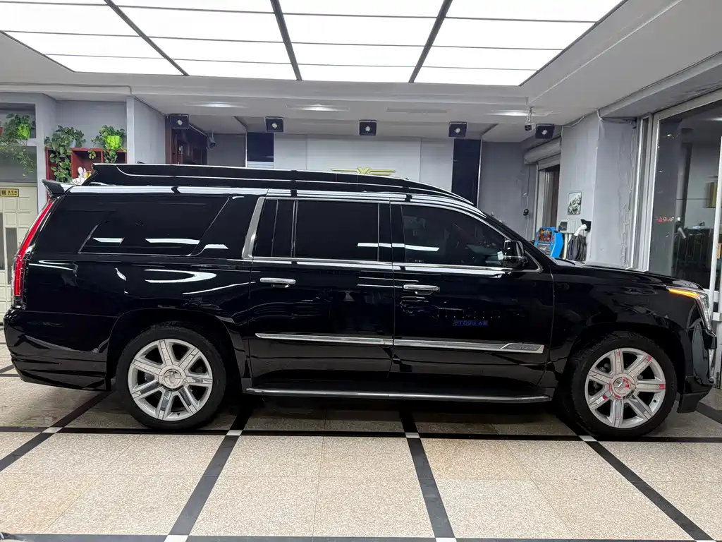 Escalade 6.2 L ESV Platinum Extended