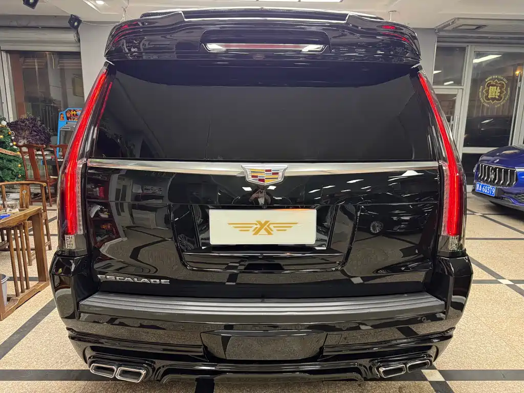 Escalade 6.2 L ESV Platinum Extended