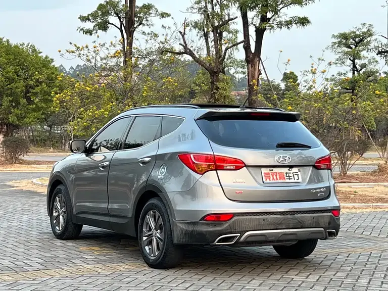 Hyundai Santa Fe 2.4 L Auto 4 WD Distinguished