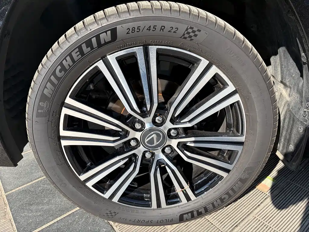 Lexus LX 700 h Territory
