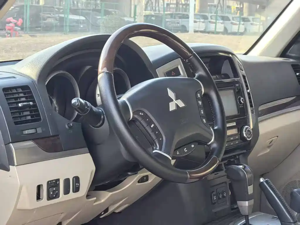 Pajero (Import) 3.0 L Auto Distinguished