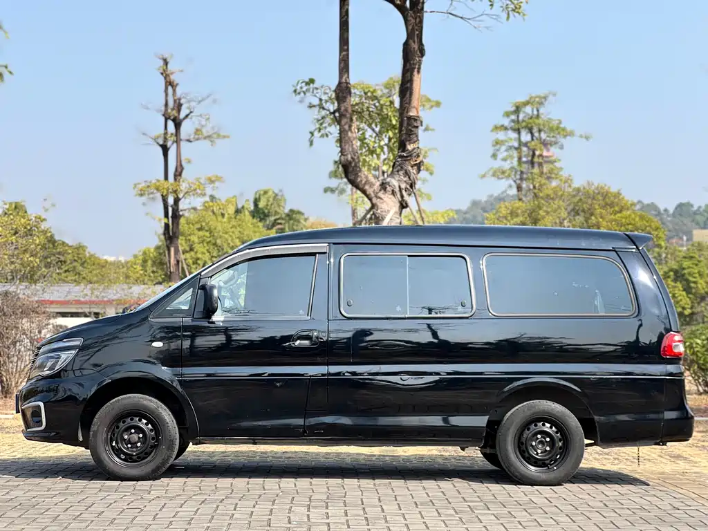 Lingzhi M5 L 1.6 L Basic 7-seat