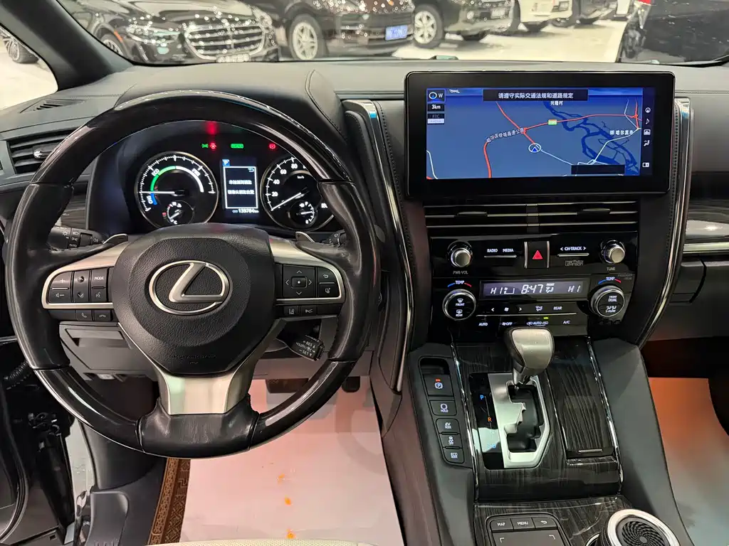 Lexus LM 300 h 4-seat Royal World